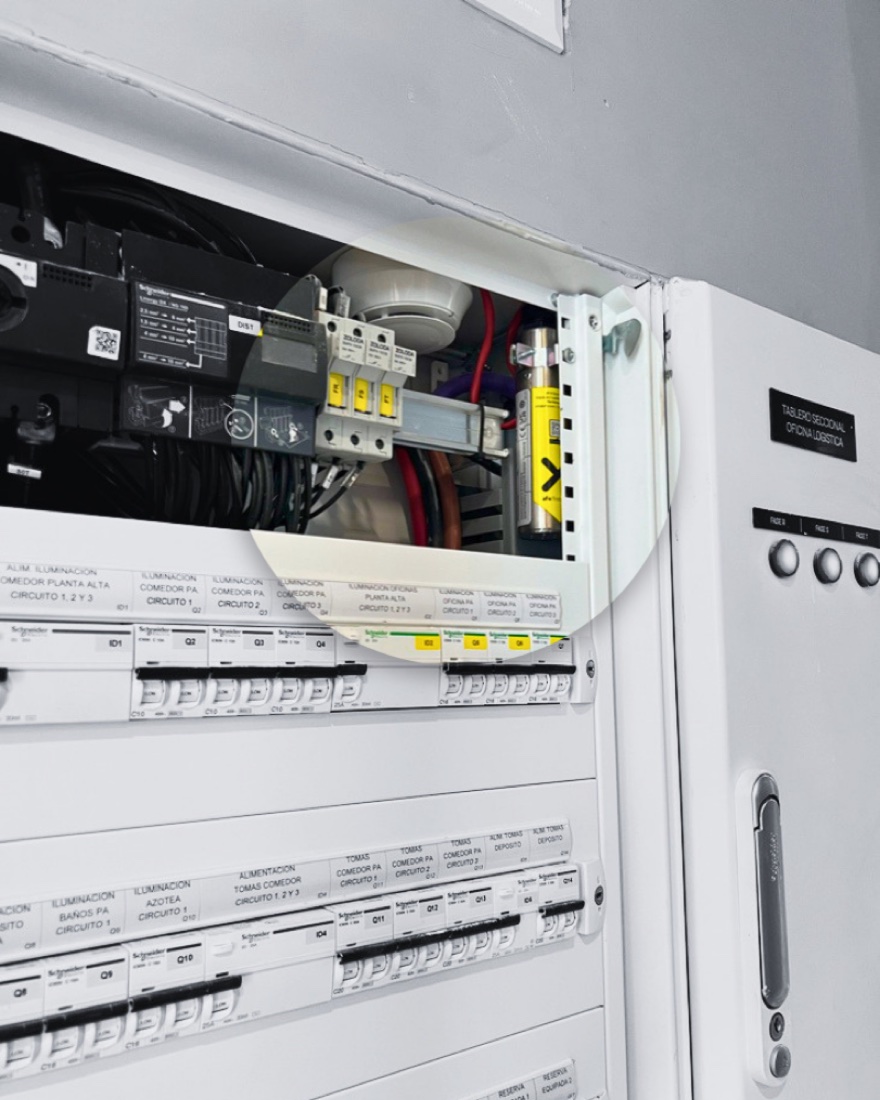 Tableros eléctricos protegidos con AF-X Fireblocker en un centro logístico de Funes