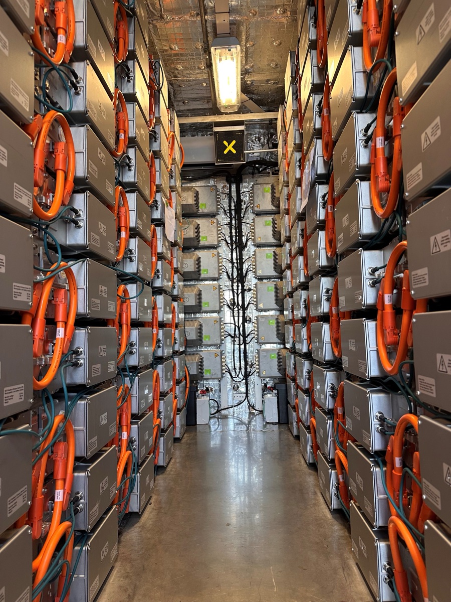 Interior de un contenedor ESS de litio con racks de baterías y generador AF-X Fireblocker al fondo