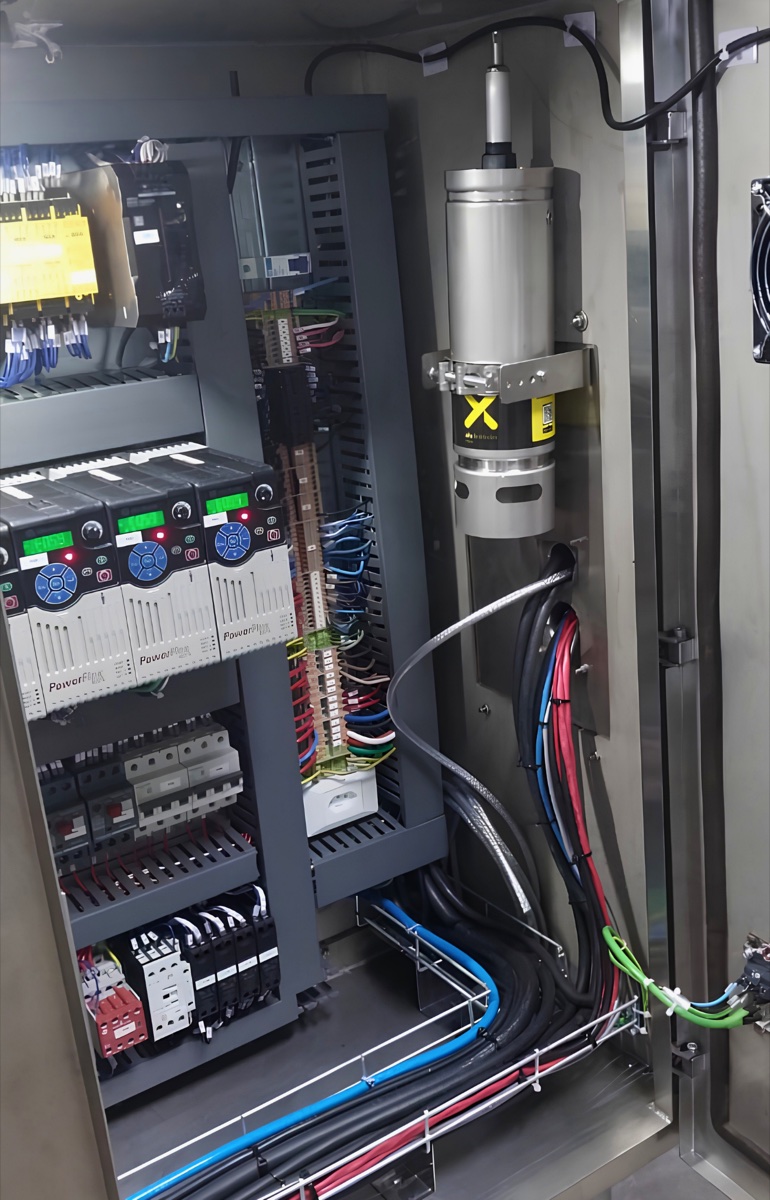 Generador AF-X Fireblocker instalado en el gabinete eléctrico de un sistema de litio