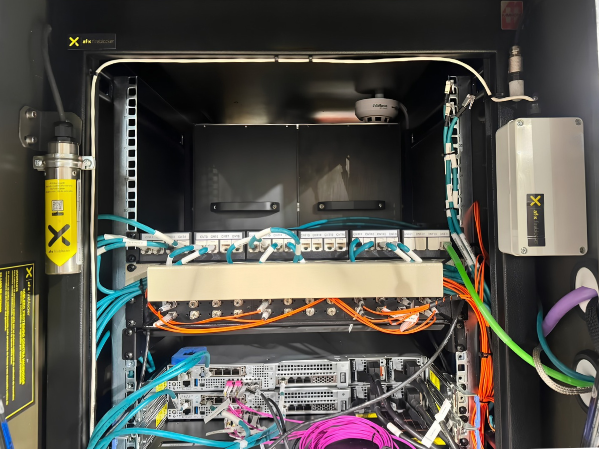 Generador AF-X Fireblocker instalado dentro de un tablero eléctrico, junto a los interruptores